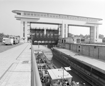 881273 Gezicht op de Prinses Beatrixsluis in het Lekkanaal te Vreeswijk (gemeente Nieuwegein).